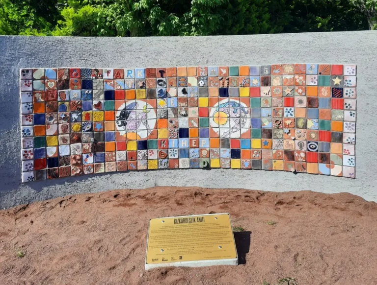 Kızkardeşlik Anıtı